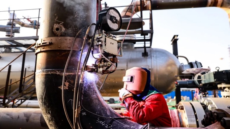 Xionggu automatic welding machine assists in the 2G and 5G welding projects of the Hutubi gas storage facility in Xinjiang.